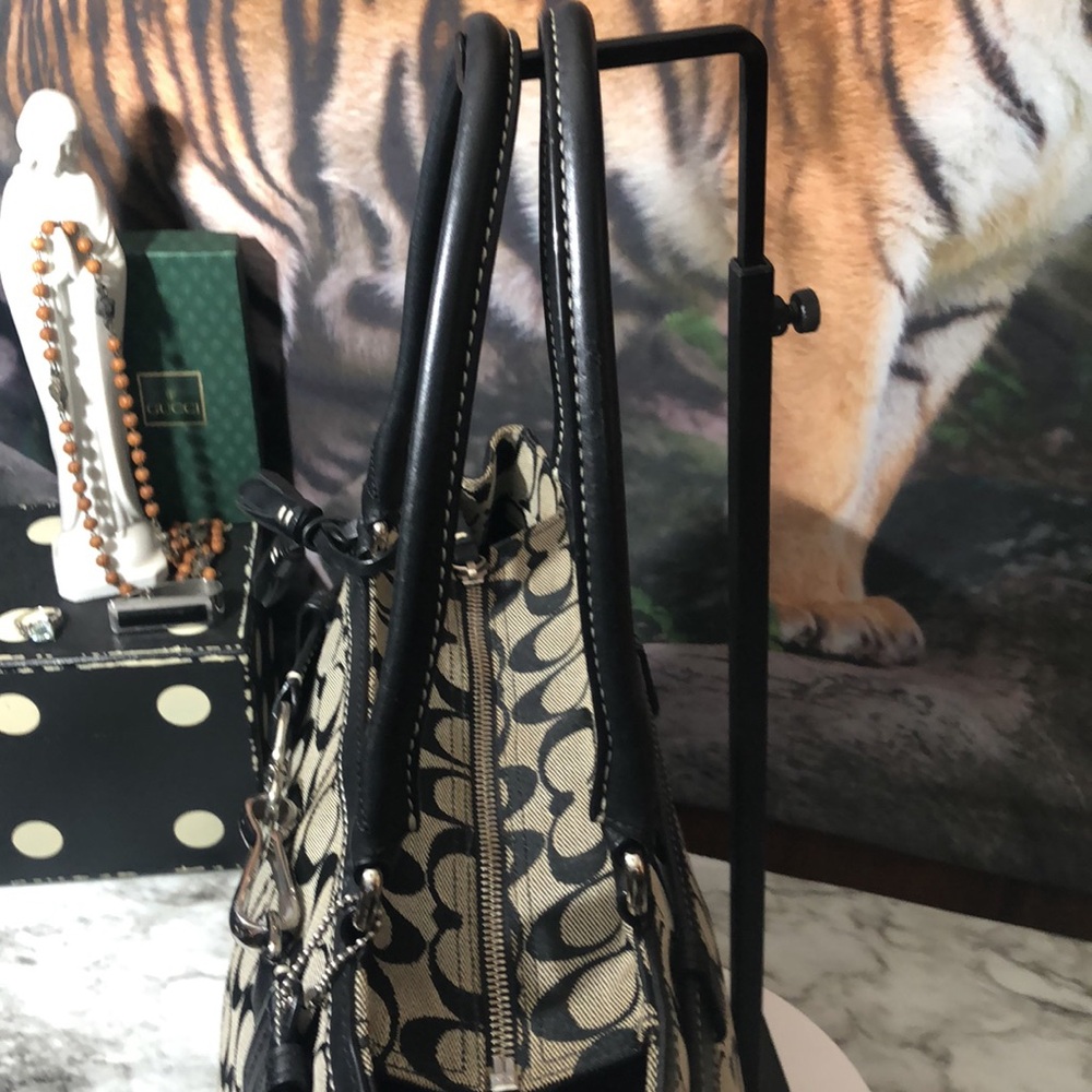 Coach Hamptons Signature C Medium Carryall Tote Bag. In GUC
Black Leather - Picture 6 of 15